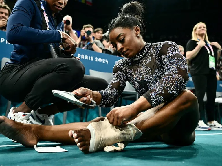 Simone Biles Hurts Her Leg in Olympic Gymnastics Qualifying, But Finishes 1st Anyway