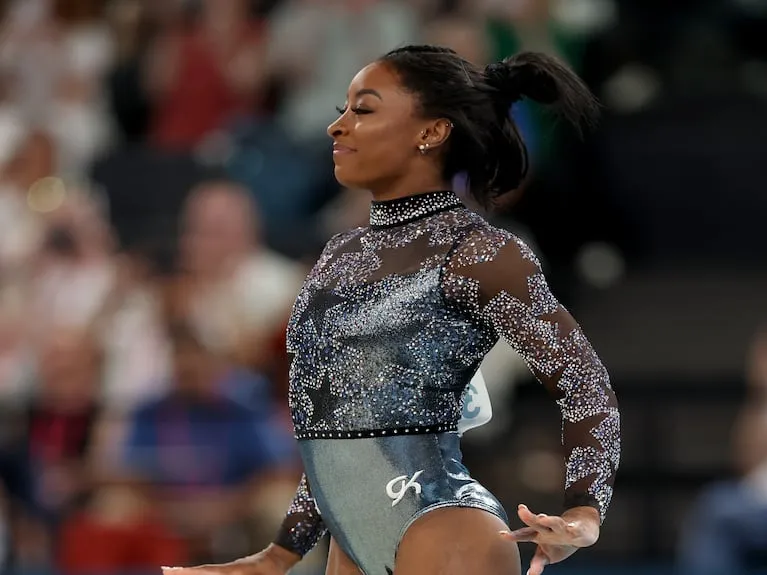 Simone Biles SHOWS OUT in spite of calf pain during